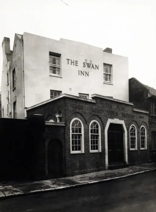 Framed Print : Photograph of Swan Inn, Worthing, Sussex Framed Print : Photograph of Swan Inn, Worthing, Sussex