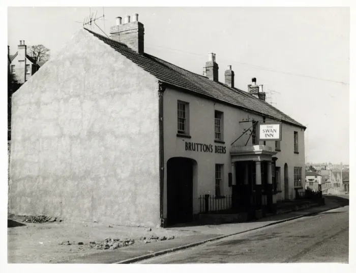 Framed Print : Photograph of Swan Inn, Yeovil, Somerset Framed Print : Photograph of Swan Inn, Yeovil, Somerset