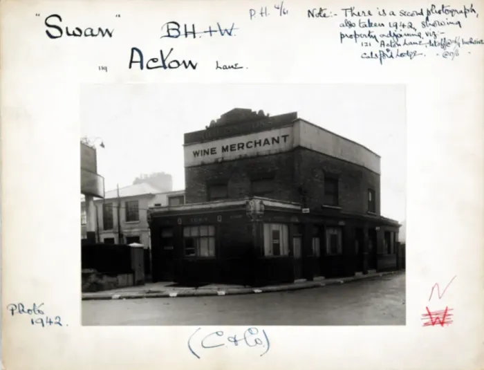 Framed Print : Photograph of Swan PH, Acton, London Framed Print : Photograph of Swan PH, Acton, London