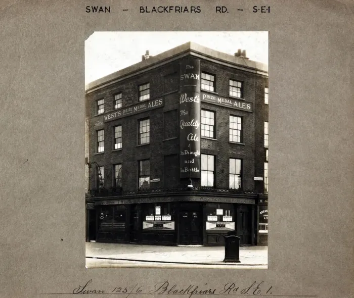 Framed Print : Photograph of Swan PH, Blackfriars, London Framed Print : Photograph of Swan PH, Blackfriars, London