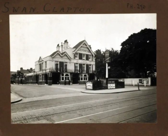 Framed Print : Photograph of Swan PH, Clapton, London Framed Print : Photograph of Swan PH, Clapton, London