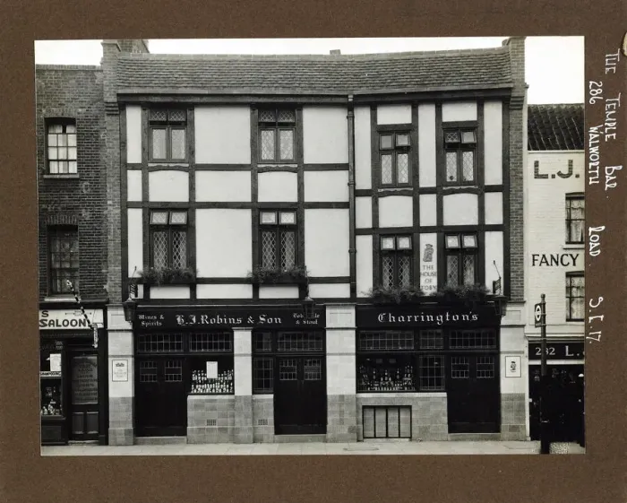 Framed Print : Photograph of Temple Bar PH, Walworth, London Framed Print : Photograph of Temple Bar PH, Walworth, London