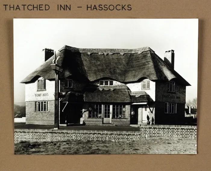 Framed Print : Photograph of Thatched Inn, Hassocks, Sussex Framed Print : Photograph of Thatched Inn, Hassocks, Sussex