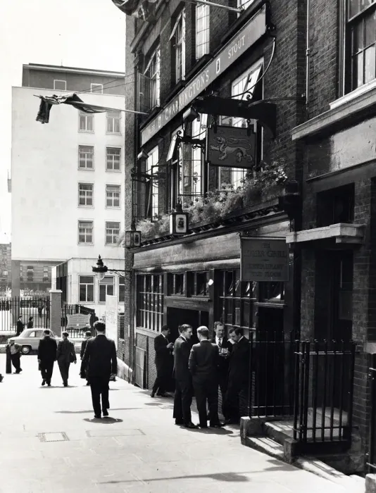 Framed Print : Photograph of Tiger Tavern, Tower Hill (Old), London Framed Print : Photograph of Tiger Tavern, Tower Hill (Old), London