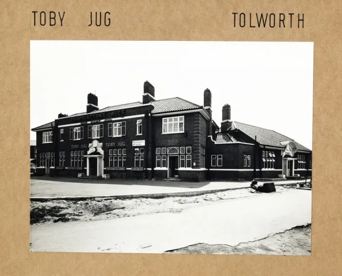 Framed Print : Photograph of Toby Jug PH, Tolworth, Greater London Framed Print : Photograph of Toby Jug PH, Tolworth, Greater London