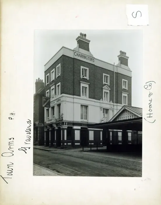 Framed Print : Photograph of Town Arms, Gravesend, Kent Framed Print : Photograph of Town Arms, Gravesend, Kent