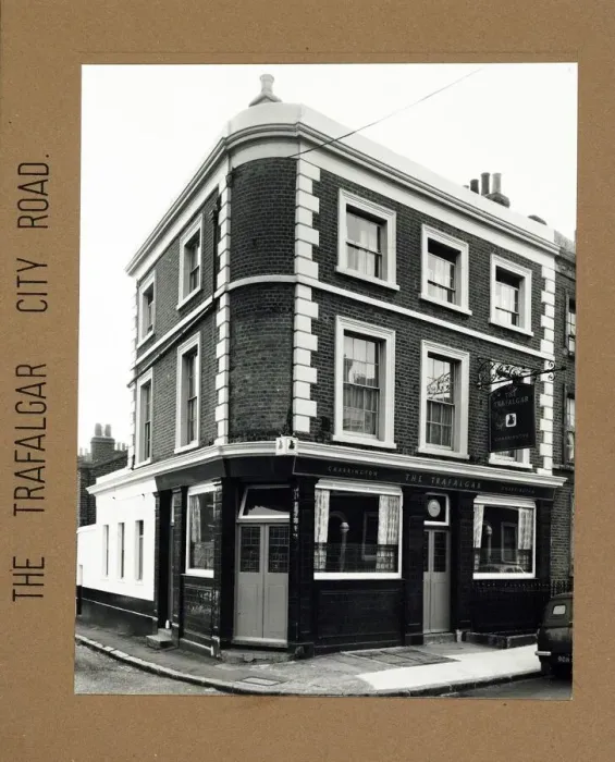 Framed Print : Photograph of Trafalgar PH, City Road, London Framed Print : Photograph of Trafalgar PH, City Road, London