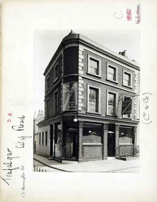 Framed Print : Photograph of Trafalgar PH, City Road, London Framed Print : Photograph of Trafalgar PH, City Road, London