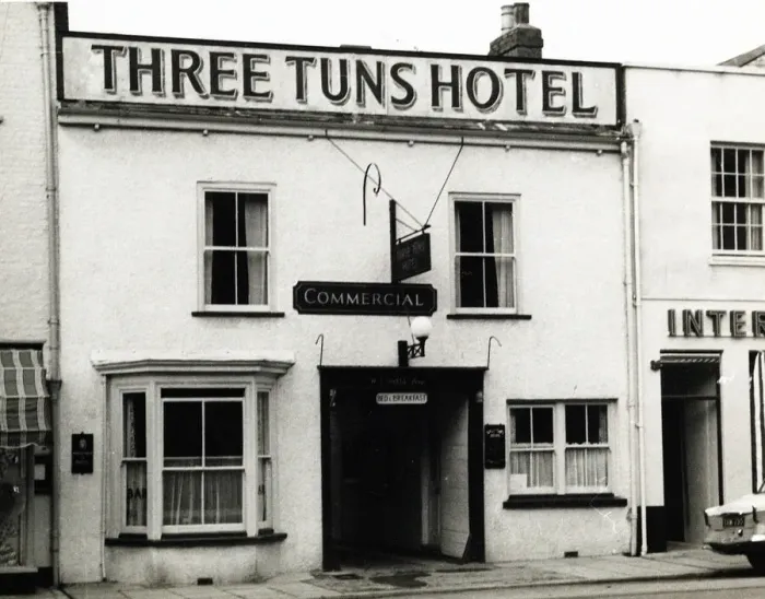 Framed Print : Photograph of Three Tuns Hotel, Honiton, Devon Framed Print : Photograph of Three Tuns Hotel, Honiton, Devon