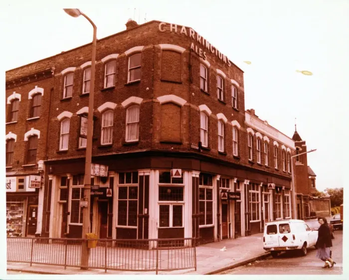 Framed Print : Photograph of Turnpike House PH, Stamford Hill, London Framed Print : Photograph of Turnpike House PH, Stamford Hill, London