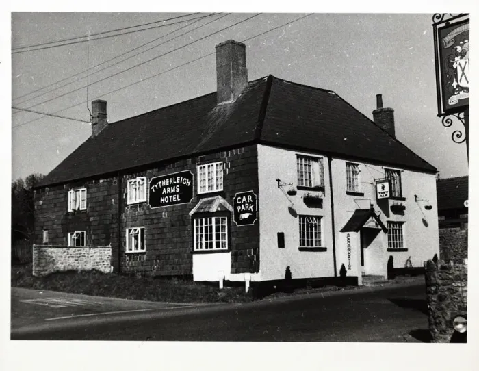 Framed Print : Photograph of Tytherleigh Arms Hotel, Axminster, Somerset Framed Print : Photograph of Tytherleigh Arms Hotel, Axminster, Somerset