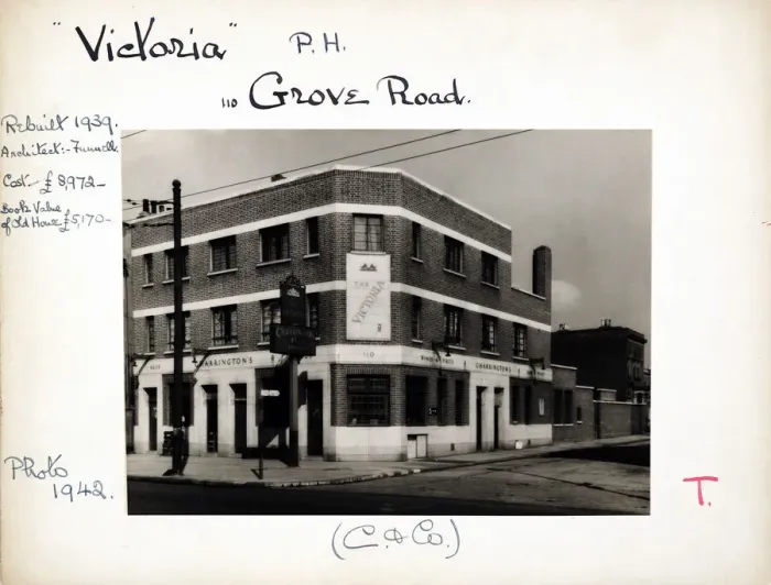 Framed Print : Photograph of Victoria PH, Mile End, London Framed Print : Photograph of Victoria PH, Mile End, London