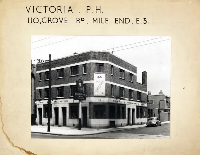 Framed Print : Photograph of Victoria PH, Mile End, London Framed Print : Photograph of Victoria PH, Mile End, London