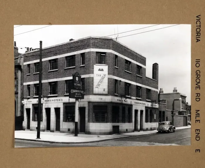 Framed Print : Photograph of Victoria PH, Mile End, London Framed Print : Photograph of Victoria PH, Mile End, London