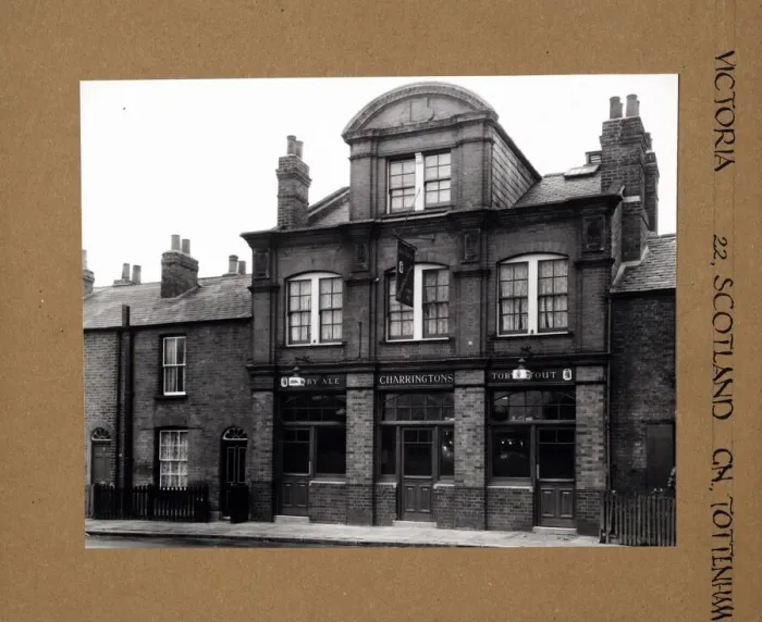 Framed Print : Photograph of Victoria PH, Tottenham, London Framed Print : Photograph of Victoria PH, Tottenham, London