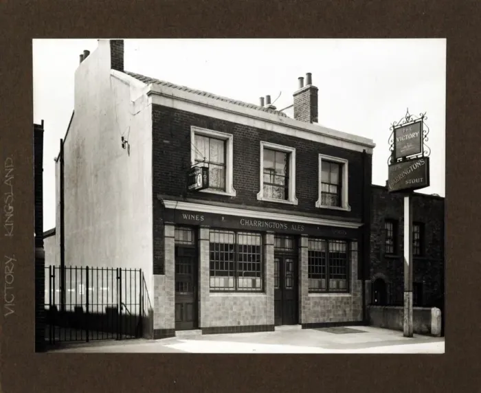 Framed Print : Photograph of Victory PH, Kingsland, London Framed Print : Photograph of Victory PH, Kingsland, London