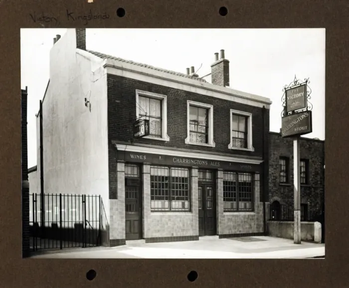 Framed Print : Photograph of Victory PH, Kingsland, London Framed Print : Photograph of Victory PH, Kingsland, London