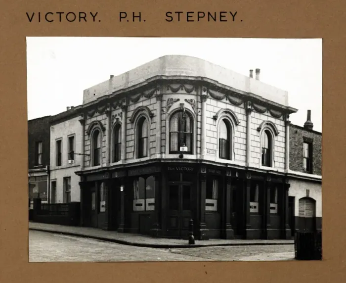 Framed Print : Photograph of Victory PH, Stepney, London Framed Print : Photograph of Victory PH, Stepney, London