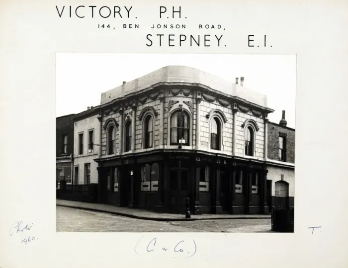 Framed Print : Photograph of Victory PH, Stepney, London Framed Print : Photograph of Victory PH, Stepney, London