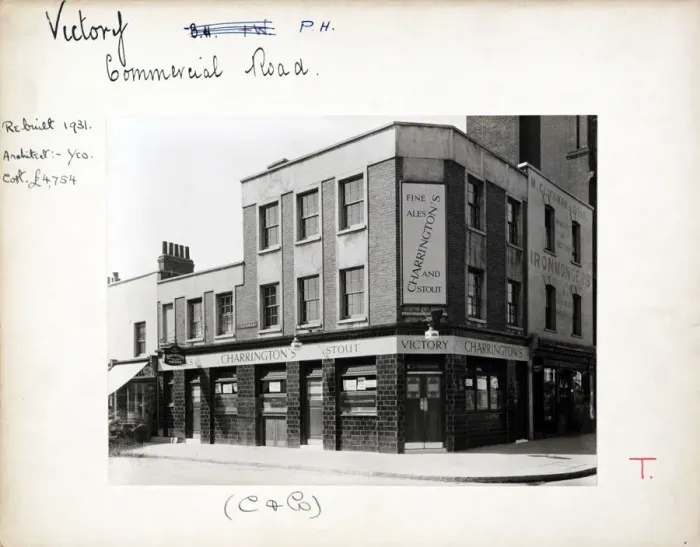 Framed Print : Photograph of Victory PH, Whitechapel, London Framed Print : Photograph of Victory PH, Whitechapel, London