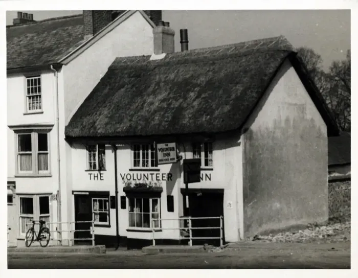 Framed Print : Photograph of Volunteer Inn, Honiton, Devon Framed Print : Photograph of Volunteer Inn, Honiton, Devon