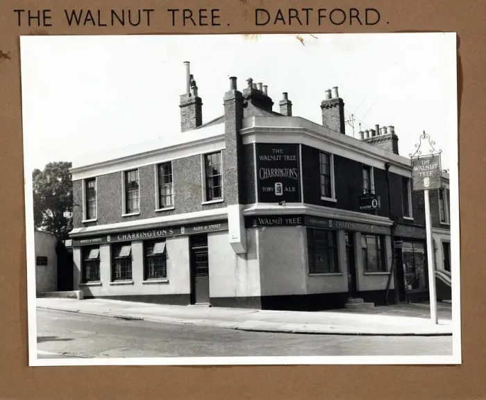 Framed Print : Photograph of Walnut Tree PH, Dartford, Kent Framed Print : Photograph of Walnut Tree PH, Dartford, Kent