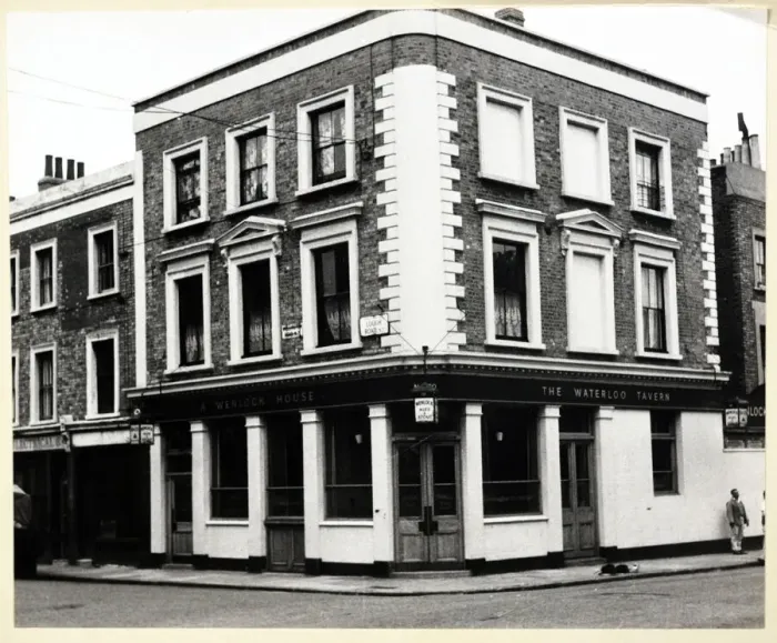 Framed Print : Photograph of Waterloo Tavern, Barnsbury, London Framed Print : Photograph of Waterloo Tavern, Barnsbury, London