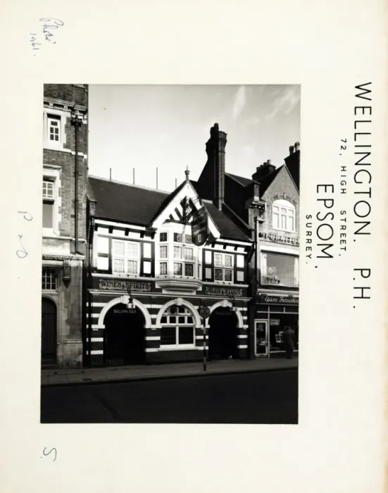 Framed Print : Photograph of Wellington PH, Epsom, Surrey Framed Print : Photograph of Wellington PH, Epsom, Surrey