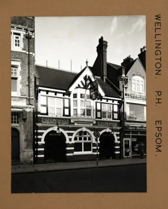 Framed Print : Photograph of Wellington PH, Epsom, Surrey Framed Print : Photograph of Wellington PH, Epsom, Surrey