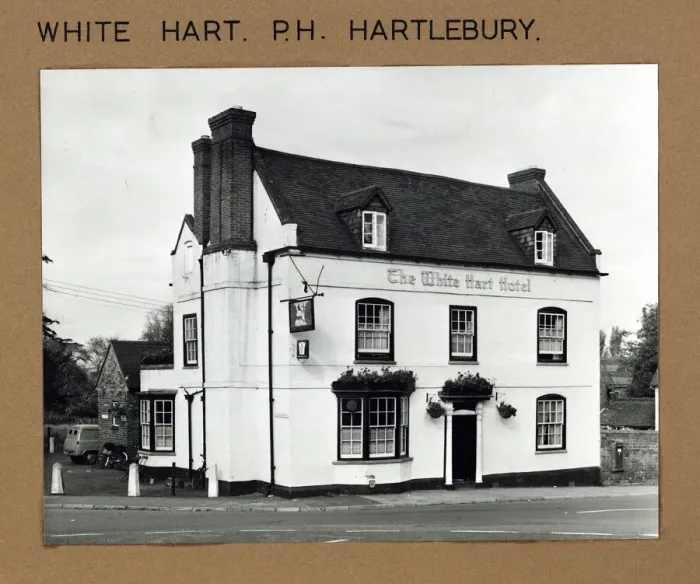 Framed Print : Photograph of White Hart Hotel, Hartlebury, Worcestershire Framed Print : Photograph of White Hart Hotel, Hartlebury, Worcestershire