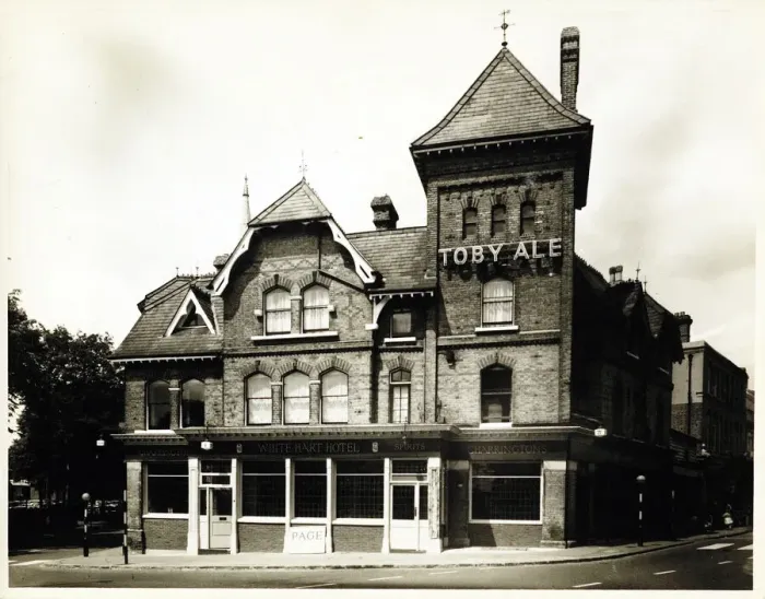 Framed Print : Photograph of White Hart Hotel, Upper Norwood, London Framed Print : Photograph of White Hart Hotel, Upper Norwood, London