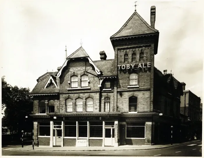 Framed Print : Photograph of White Hart Hotel, Upper Norwood, London Framed Print : Photograph of White Hart Hotel, Upper Norwood, London
