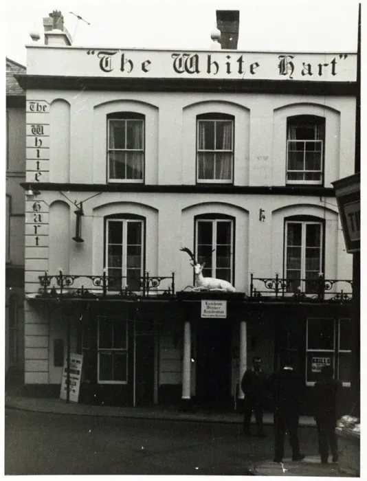 Framed Print : Photograph of White Hart PH, Holsworthy, Devon Framed Print : Photograph of White Hart PH, Holsworthy, Devon