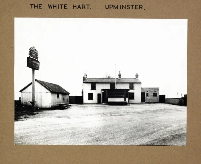 Framed Print : Photograph of White Hart PH, Upminster, Greater London Framed Print : Photograph of White Hart PH, Upminster, Greater London