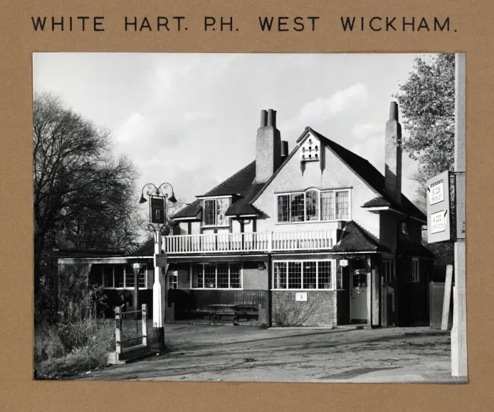 Framed Print : Photograph of White Hart PH, West Wickham, Greater London Framed Print : Photograph of White Hart PH, West Wickham, Greater London