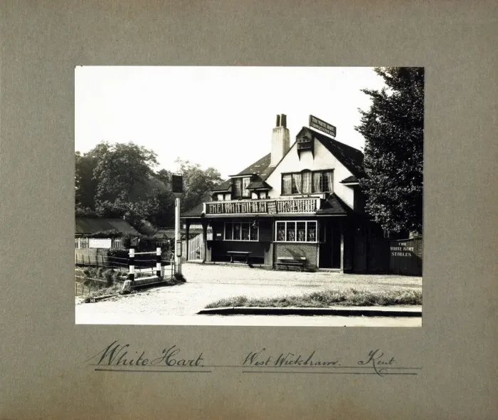 Framed Print : Photograph of White Hart PH, West Wickham, Greater London Framed Print : Photograph of White Hart PH, West Wickham, Greater London