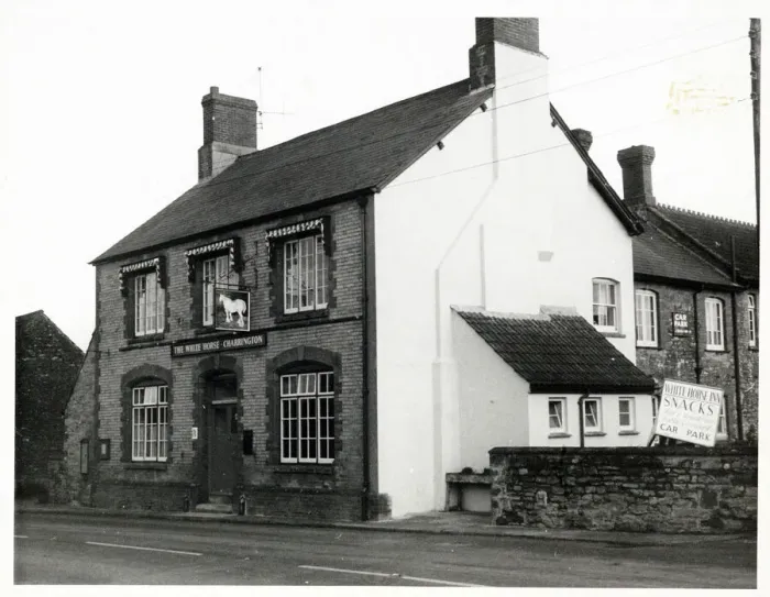 Framed Print : Photograph of White Horse Inn, Crewkerne, Somerset Framed Print : Photograph of White Horse Inn, Crewkerne, Somerset