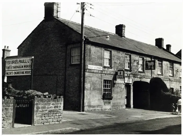 Framed Print : Photograph of White Horse Inn, Martock, Somerset Framed Print : Photograph of White Horse Inn, Martock, Somerset