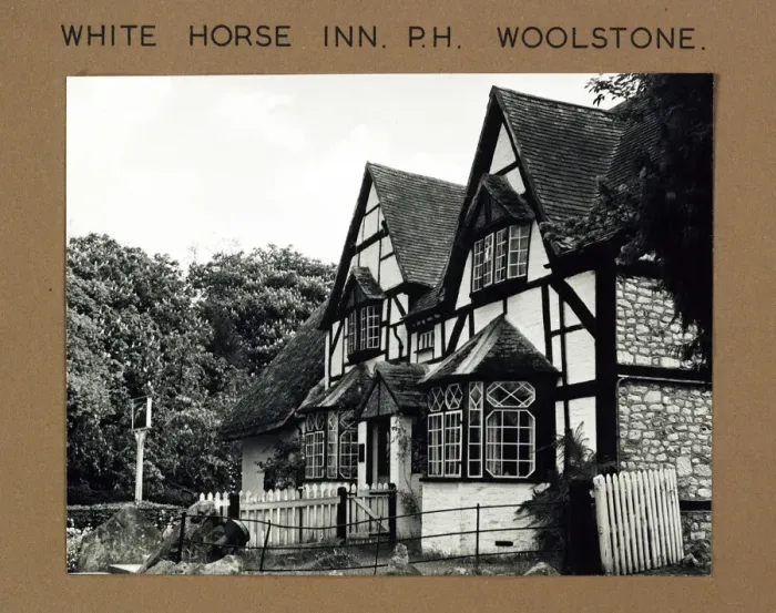 Framed Print : Photograph of White Horse Inn, Woolstone, Oxfordshire Framed Print : Photograph of White Horse Inn, Woolstone, Oxfordshire
