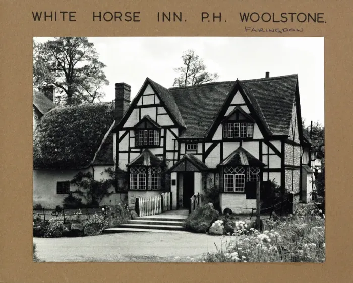 Framed Print : Photograph of White Horse Inn, Woolstone, Oxfordshire Framed Print : Photograph of White Horse Inn, Woolstone, Oxfordshire