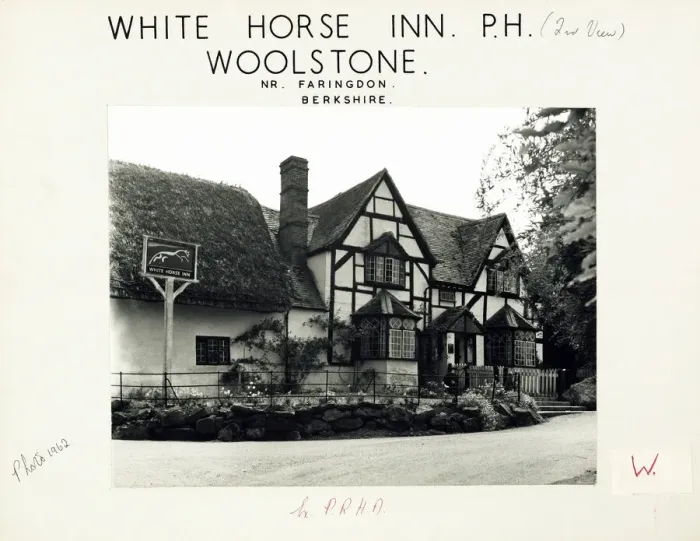 Framed Print : Photograph of White Horse Inn, Woolstone, Oxfordshire Framed Print : Photograph of White Horse Inn, Woolstone, Oxfordshire