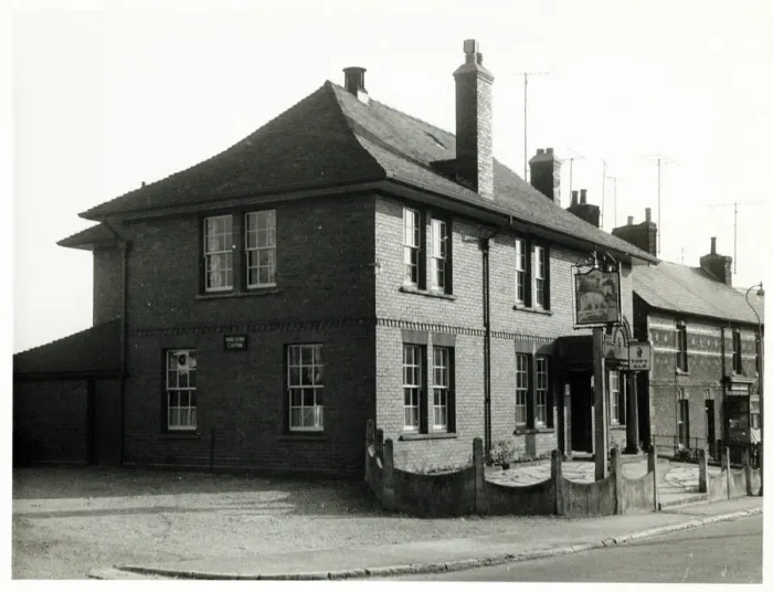 Framed Print : Photograph of White Horse Inn, Yeovil, Somerset Framed Print : Photograph of White Horse Inn, Yeovil, Somerset