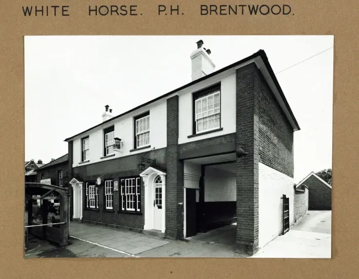 Framed Print : Photograph of White Horse PH, Brentwood, Essex Framed Print : Photograph of White Horse PH, Brentwood, Essex