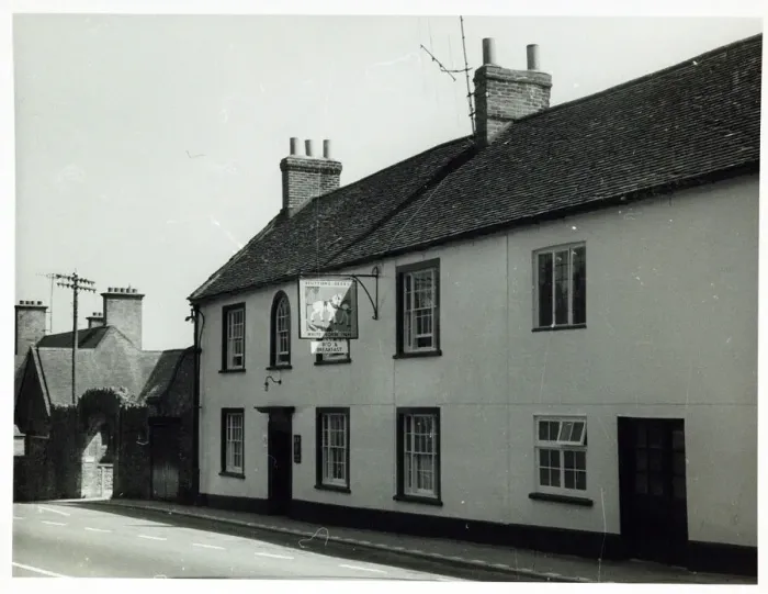 Framed Print : Photograph of White Horse PH, Ilminster, Somerset Framed Print : Photograph of White Horse PH, Ilminster, Somerset