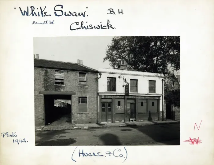 Framed Print : Photograph of White Swan PH, Chiswick, London Framed Print : Photograph of White Swan PH, Chiswick, London