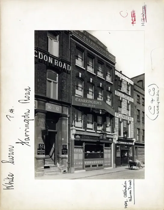 Framed Print : Photograph of White Swan PH, Clerkenwell, London Framed Print : Photograph of White Swan PH, Clerkenwell, London