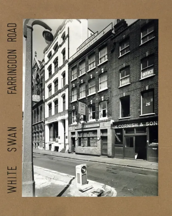 Framed Print : Photograph of White Swan PH, Clerkenwell, London Framed Print : Photograph of White Swan PH, Clerkenwell, London