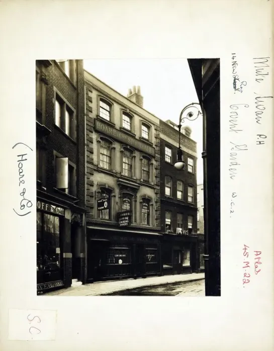 Framed Print : Photograph of White Swan PH, Covent Garden, London Framed Print : Photograph of White Swan PH, Covent Garden, London