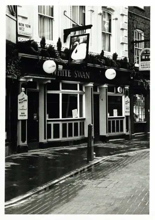 Framed Print : Photograph of White Swan PH, Covent Garden, London Framed Print : Photograph of White Swan PH, Covent Garden, London