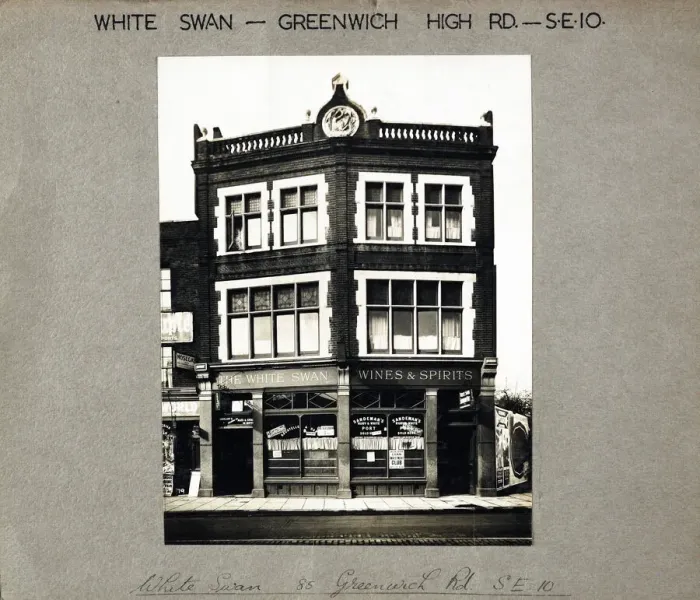 Framed Print : Photograph of White Swan PH, Greenwich, London Framed Print : Photograph of White Swan PH, Greenwich, London